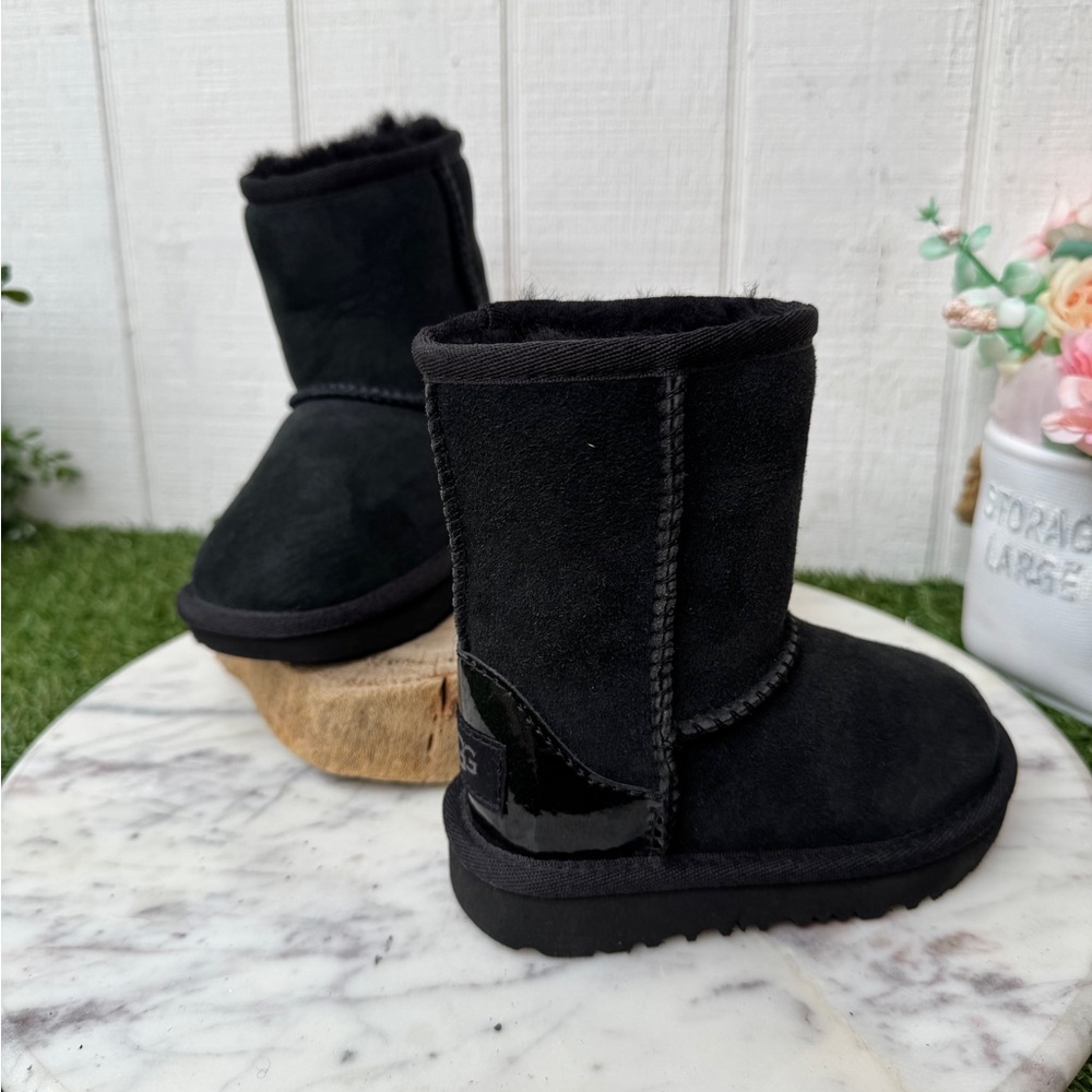 UGG SToddlers Classic lI
Water Resistant Shearling Lined
Boot -Black Sz 6 New